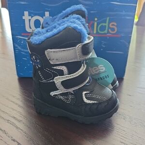 Totes Kids Black and Blue Snow Boots. Size 5T. New In Box.
